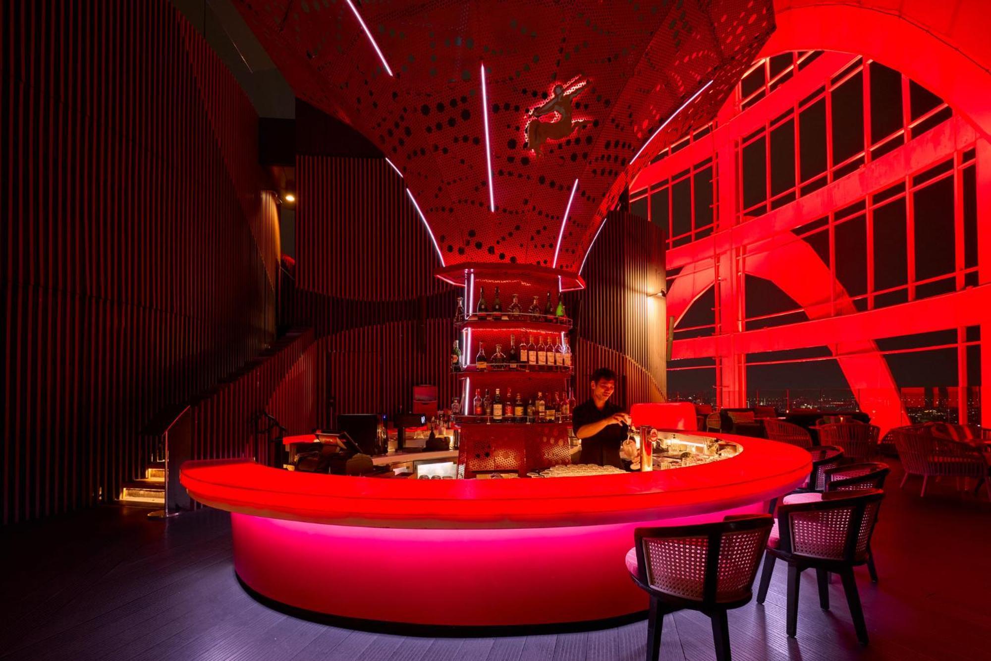 Centara Grand At Centralworld Bangkok Eksteriør bilde The bar at the top of the tower
