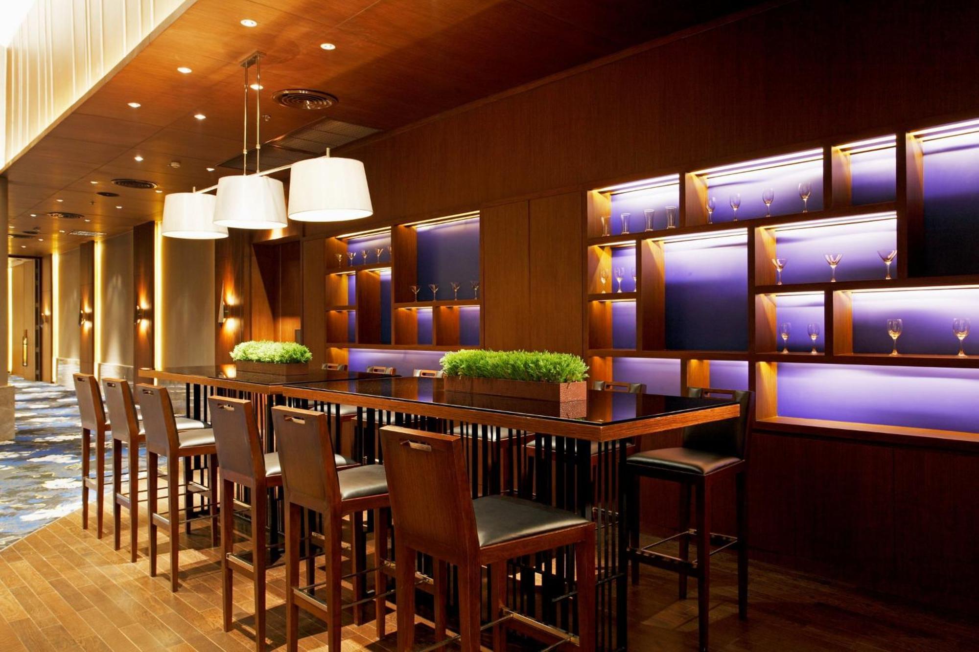 Centara Grand At Centralworld Bangkok Eksteriør bilde The lounge at the airport