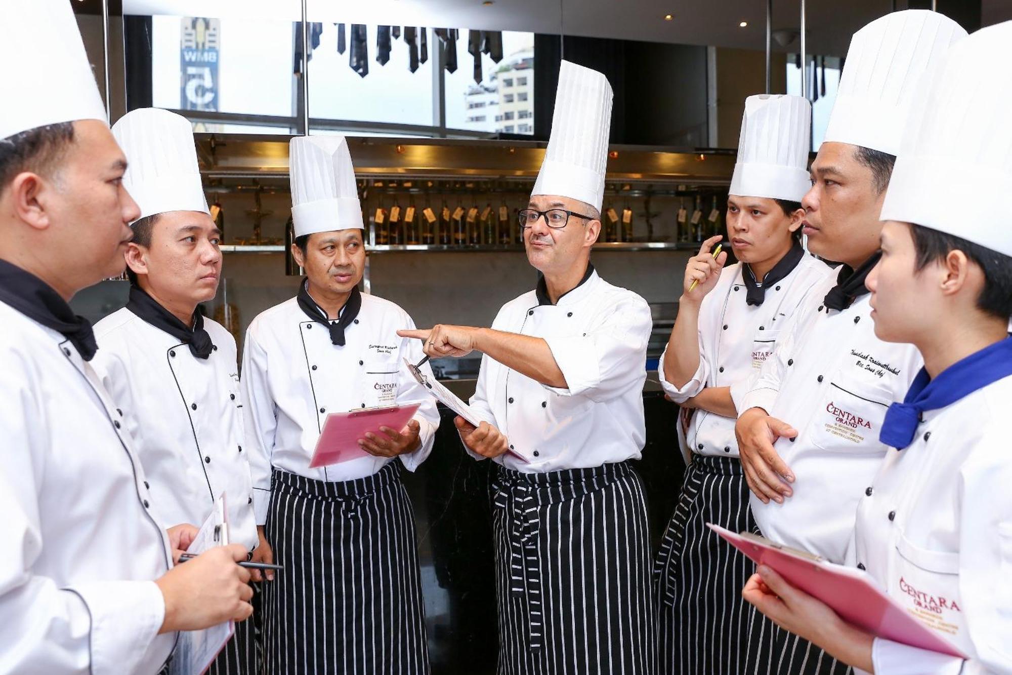 Centara Grand At Centralworld Bangkok Eksteriør bilde Culinary students at the Asian Culinary Center