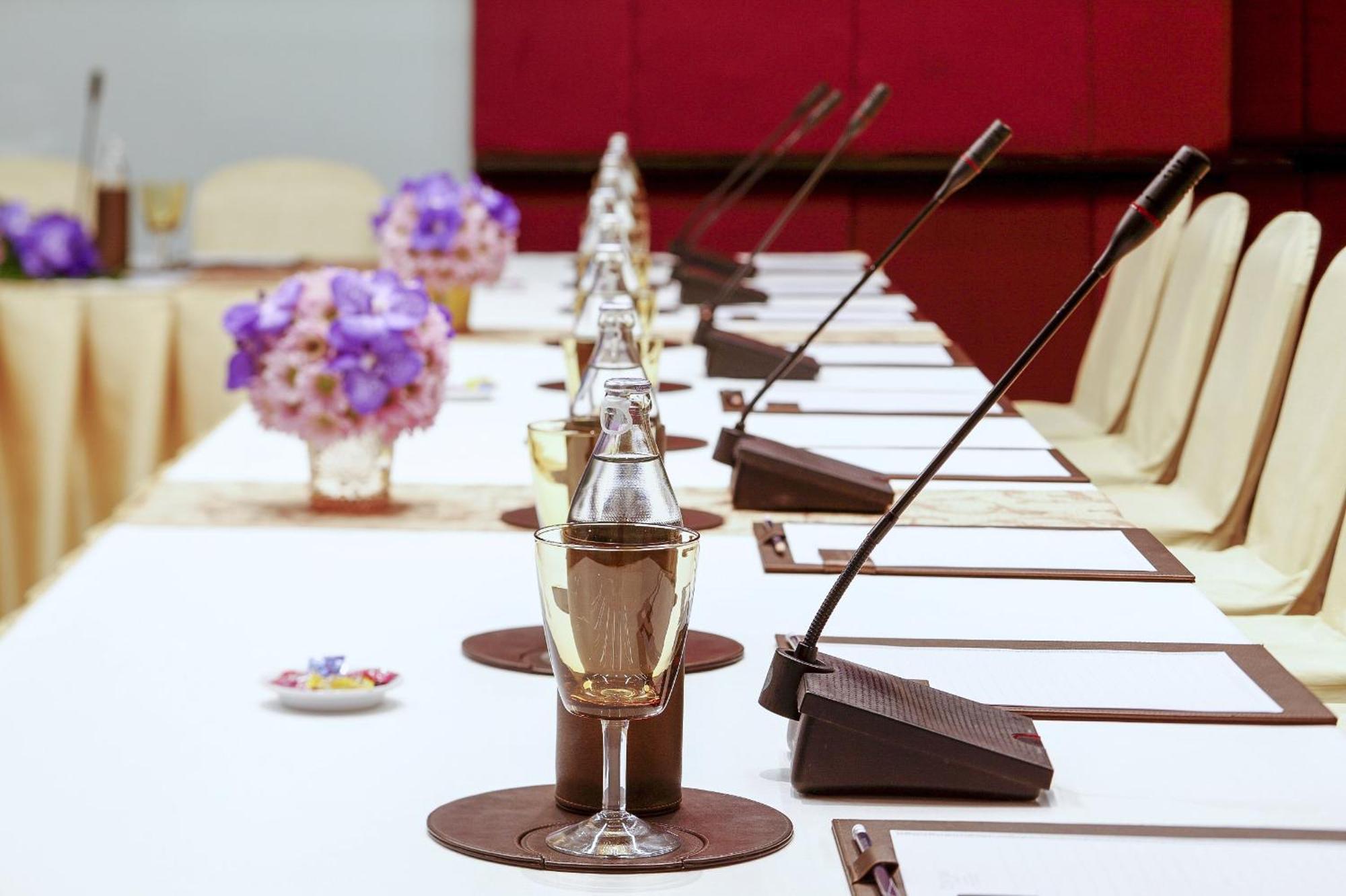 Centara Grand At Centralworld Bangkok Eksteriør bilde A table microphone