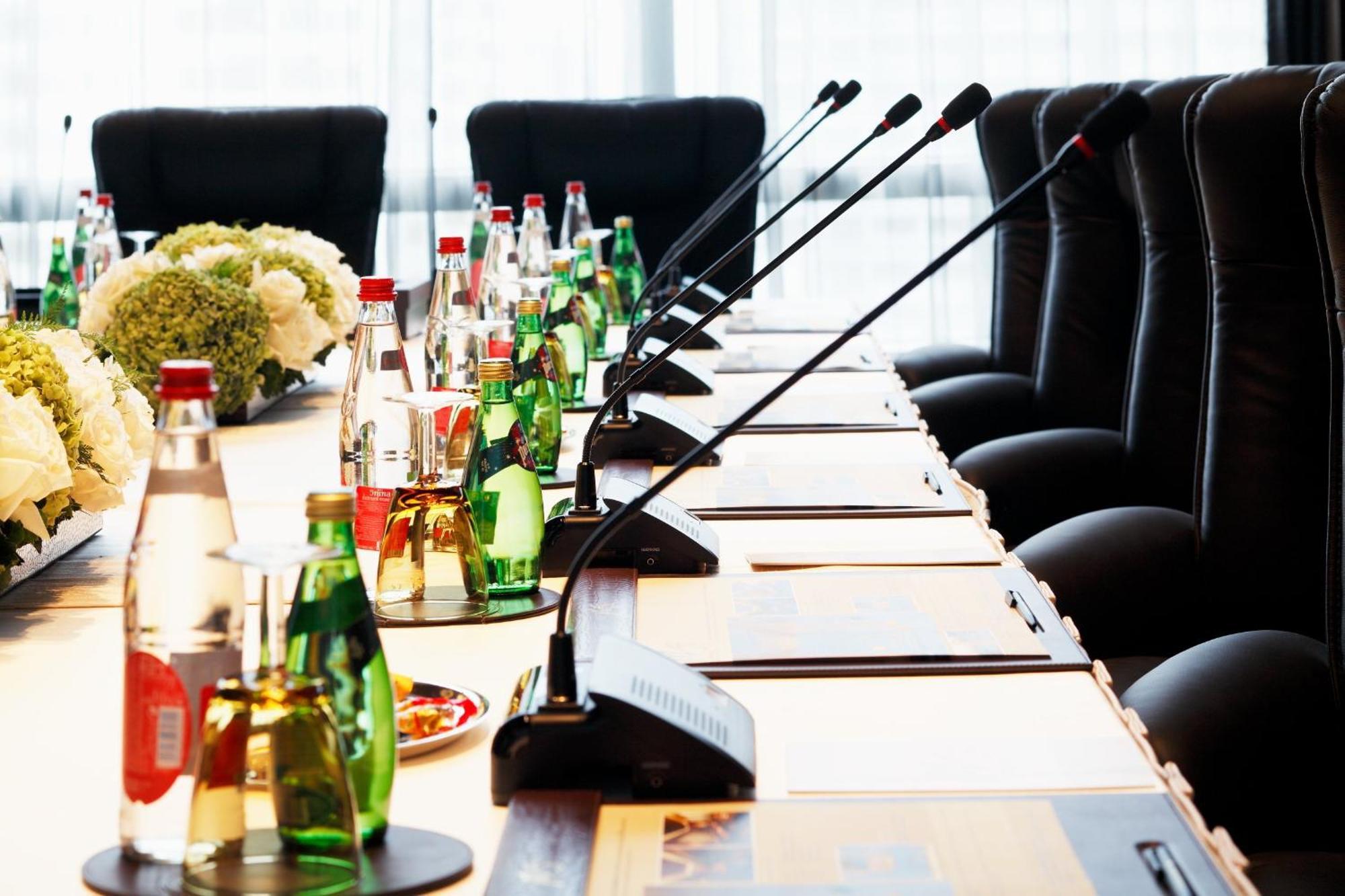 Centara Grand At Centralworld Bangkok Eksteriør bilde A conference table with microphones