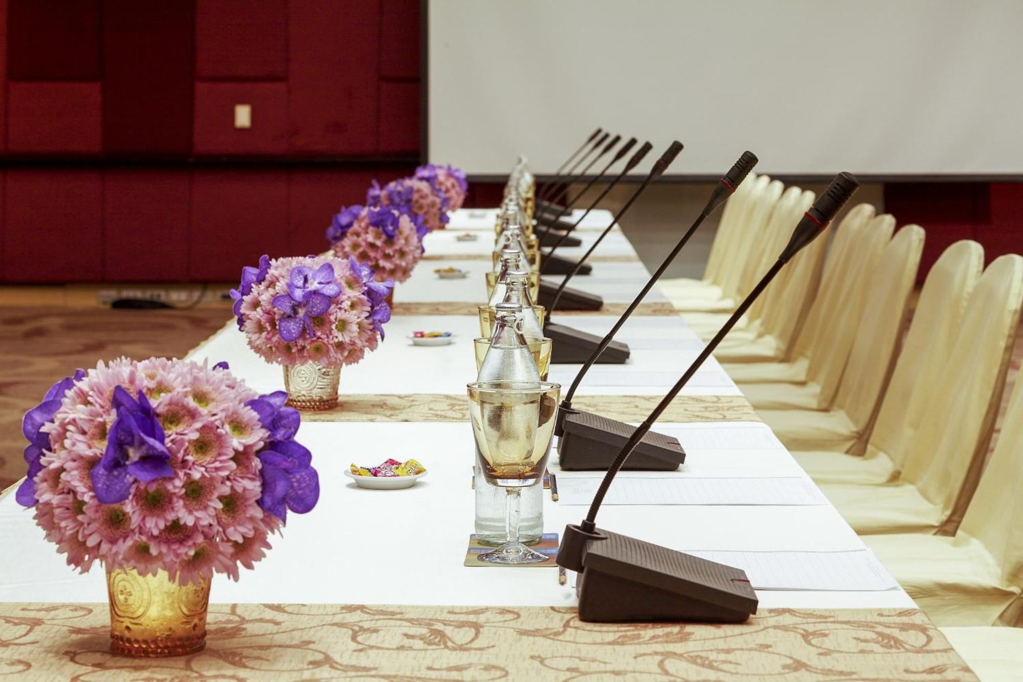 Centara Grand At Centralworld Bangkok Eksteriør bilde A table with microphones