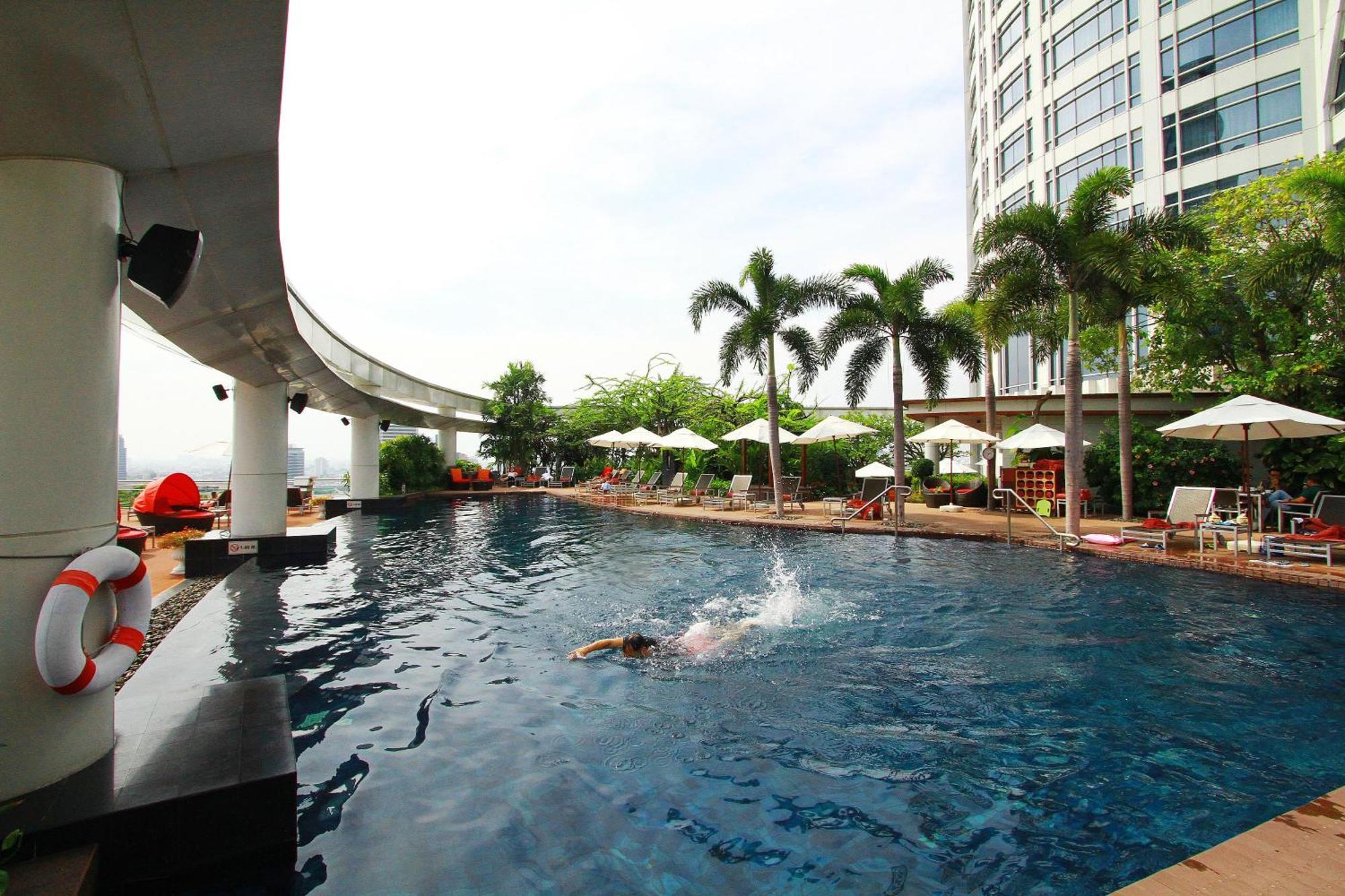 Centara Grand At Centralworld Bangkok Eksteriør bilde The pool at the hotel