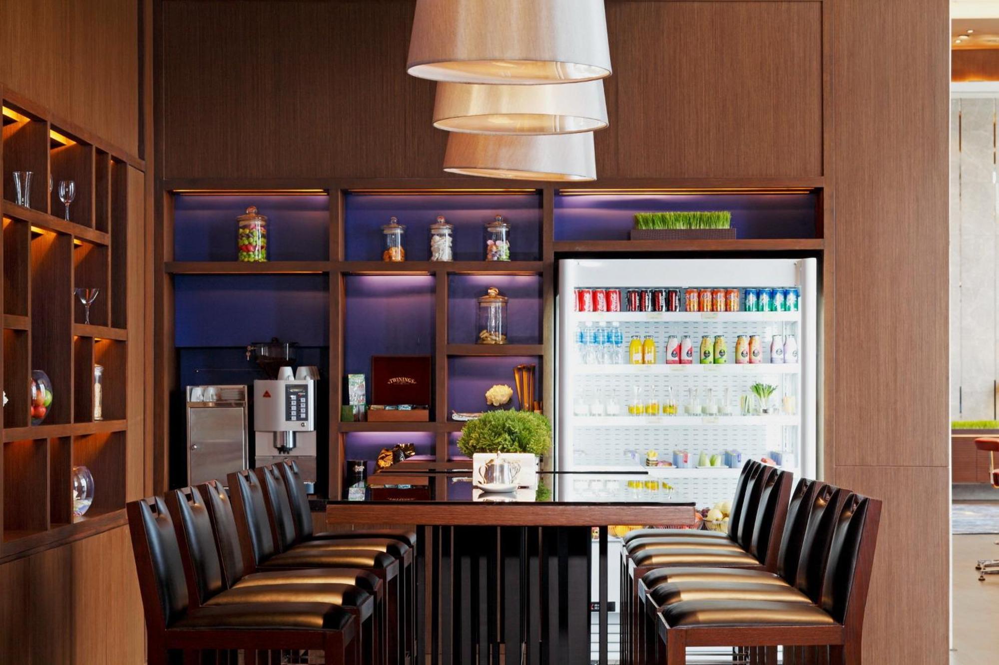 Centara Grand At Centralworld Bangkok Eksteriør bilde The bar at the lounge